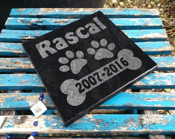 mémorial de chien de granit noir