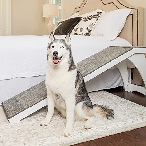 „PetSafe CozyUp“ lovos rampas - patvarus medinis rėmas atlaiko iki 120 svarų - Baldų klasės medinis naminių gyvūnėlių rampas su balta apdaila - didelio sukibimo kilimų paviršius - puikiai tinka vyresnio amžiaus šunims ir katėms