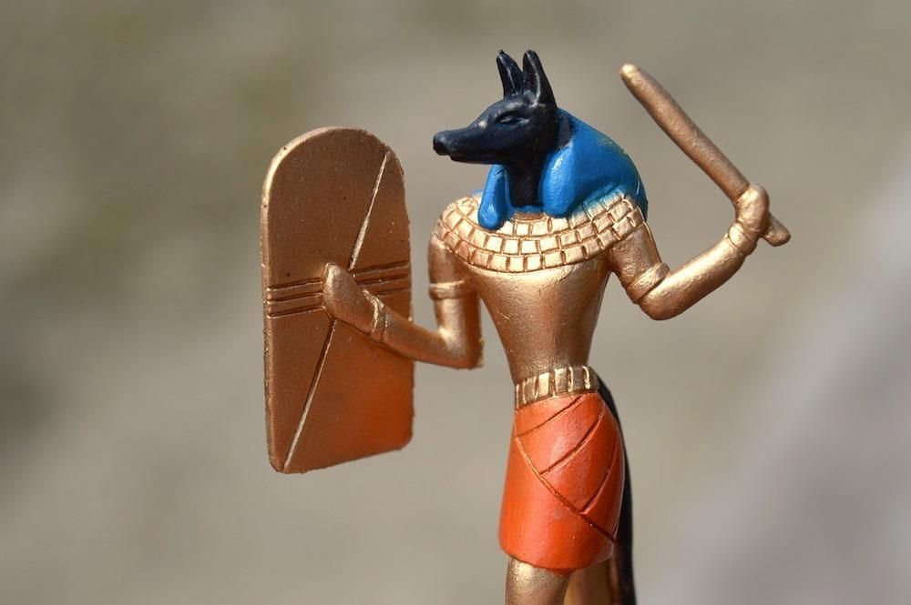 Vairāk nekā 50 Ēģiptes suņu vārdi jūsu jaunajai piramīdas mīlošajai kucei!